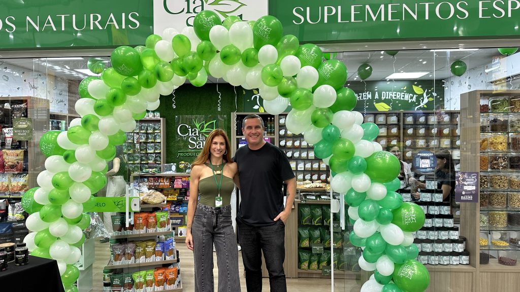  loja Cia da Saúde Porto Belo produtos naturais fachada com proprietária Brenda e gerente de expansão Anderson